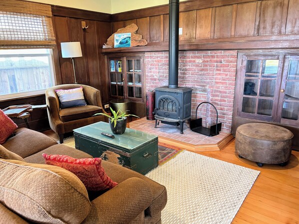 Smart TV, fireplace, books, computer monitors - Samoa Oceanside Retreat (Samoa)