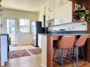 Fridge, microwave, oven, stovetop - Samoa Oceanside Retreat (Samoa)