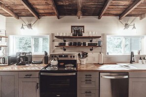 Refrigerador, microondas, horno y parrilla de estufa