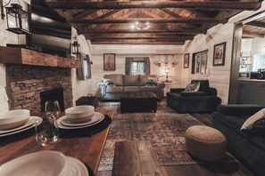 Téléviseur connecté, foyer, lecteur de DVD, livres