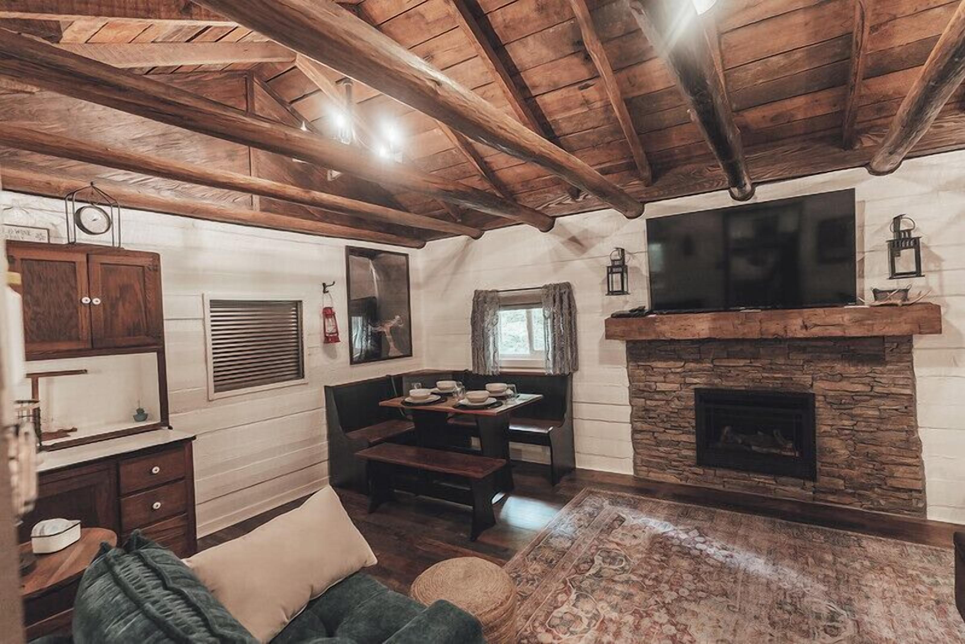 Een smart-tv, een open haard, een dvd-speler en boeken