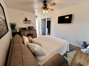 4 bedrooms, iron/ironing board, WiFi, bed sheets - 4-bedroom apartment right across from rodeo in cody - or rent the whole lodge! (Cody)