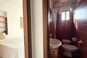 Shower, bidet, towels - M419 – Marcelli, one bedroom apartment eith terrace and air conditioning (Marcelli)