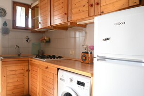 Réfrigérateur, four, lave-vaisselle, tables à manger