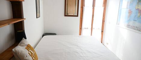 1 bedroom, bed sheets