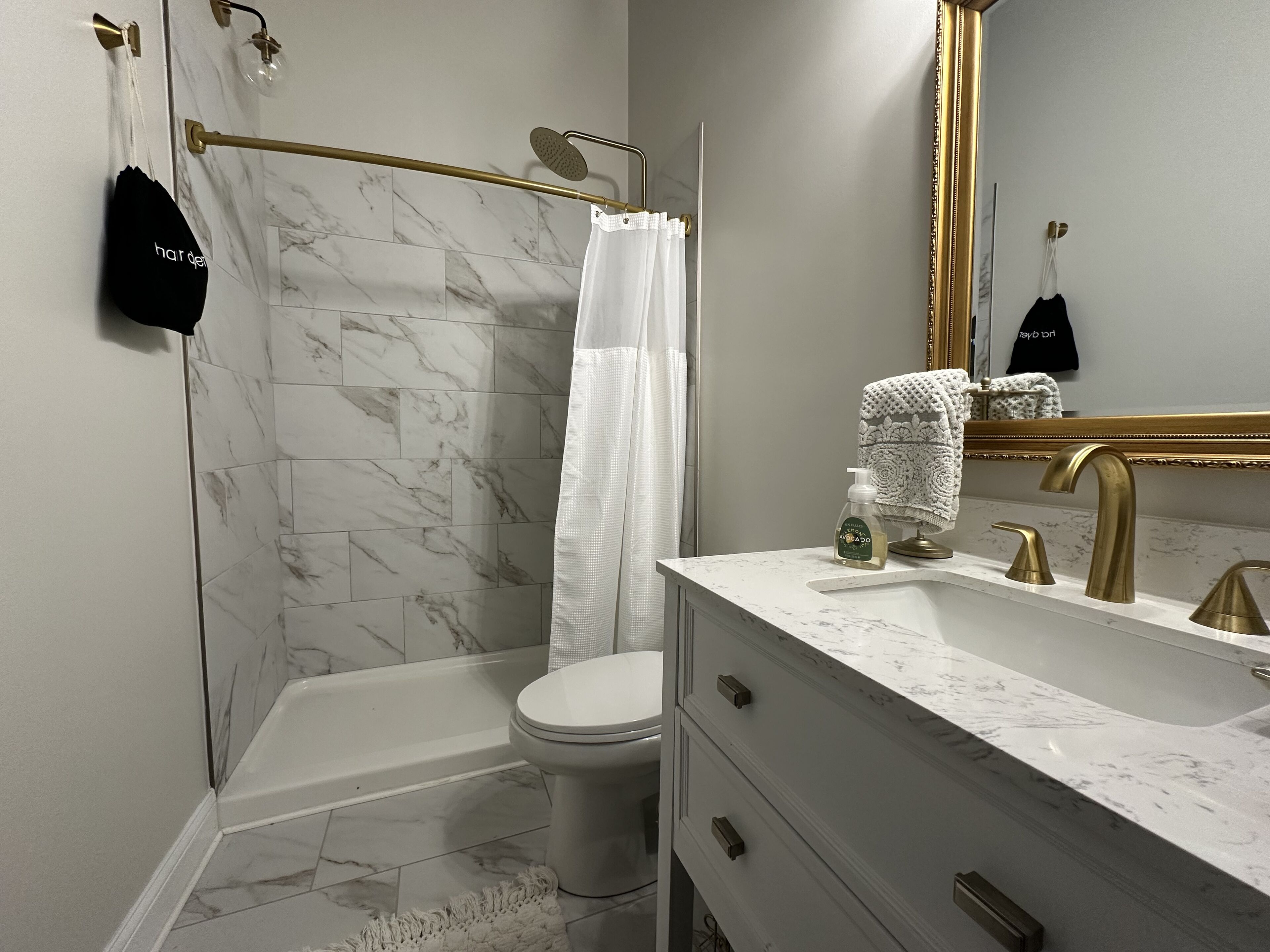 Regadera, amenidades de baño ecológicas, secadora de cabello, toallas 