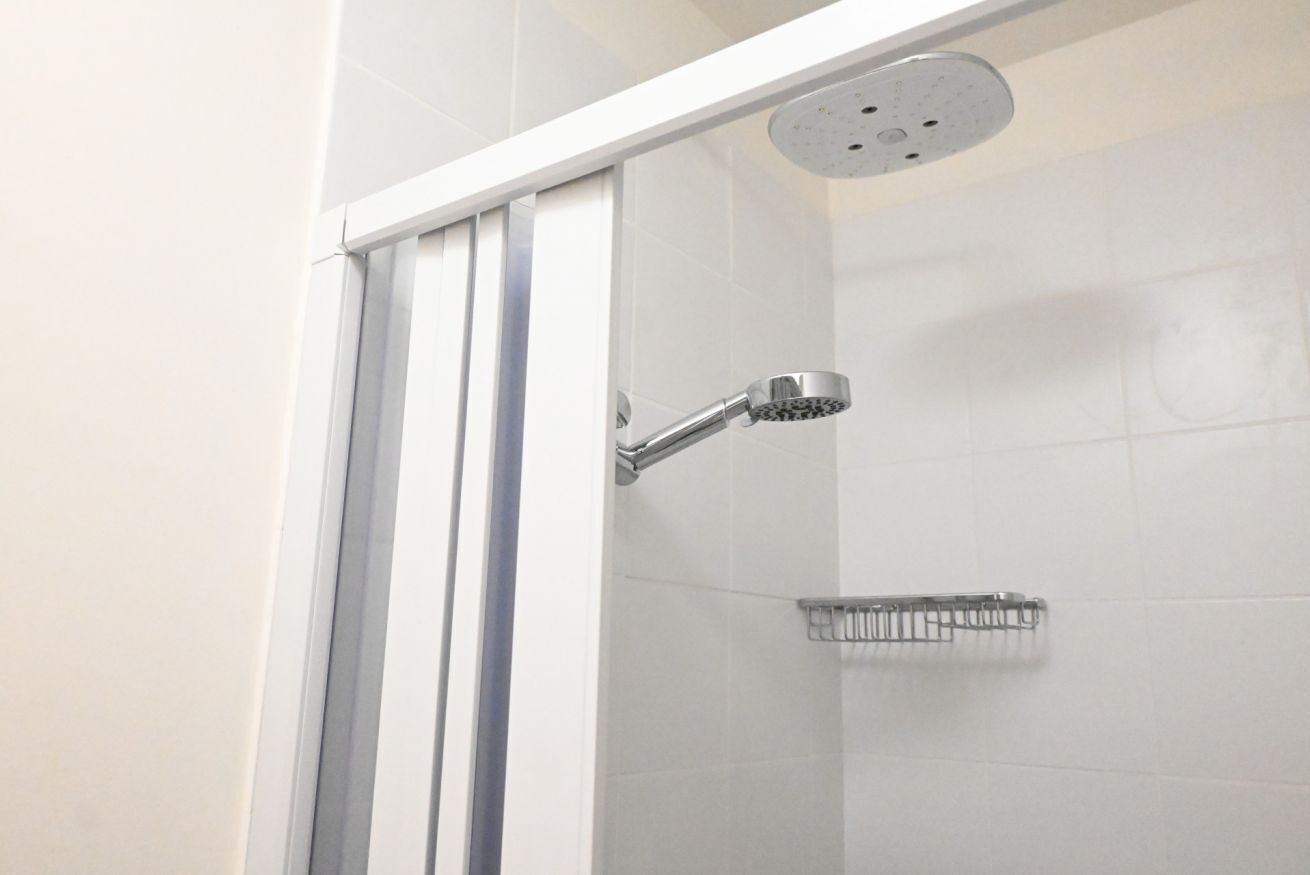 Douche, bidet, serviettes fournies