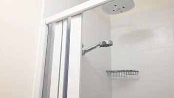 Douche, bidet, serviettes fournies