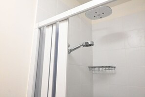 Douche, bidet, serviettes fournies