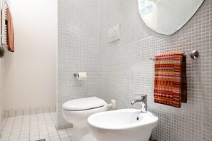 Dusche, Bidet, Handtücher