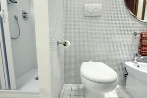 Shower, bidet, towels