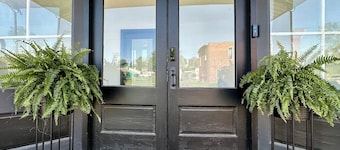 Katy Suite - Chic 2BR Stay on Katy Trail in Historic Mercantile near Hermann