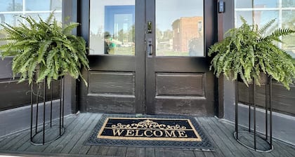 Katy Suite - Chic 2BR Stay on Katy Trail in Historic Mercantile near Hermann