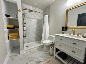 Douche, articles de toilette écologiques, sèche-cheveux
