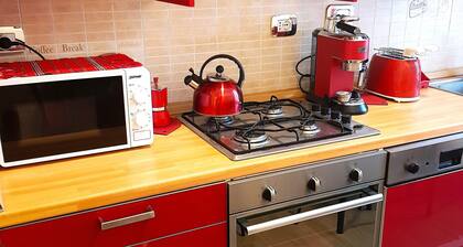 Charming 2-bedroom apartment with AC, WiFi in enchanting Roma