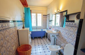 Douche, sèche-cheveux, bidet, serviettes fournies