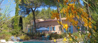 Peaceful villa, large quiet plot with swimming pool
