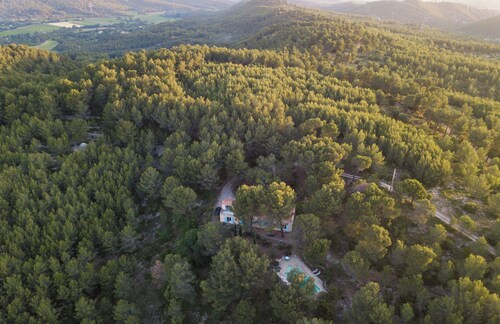 Peaceful villa, large quiet plot with swimming pool