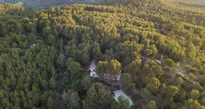 Peaceful villa, large quiet plot with swimming pool