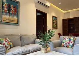 Superior Suite, 2 Bedrooms, Kitchen, Pool View | 2 bedrooms, in-room safe, iron/ironing board, free WiFi