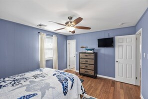 3 bedrooms, iron/ironing board, free WiFi, bed sheets