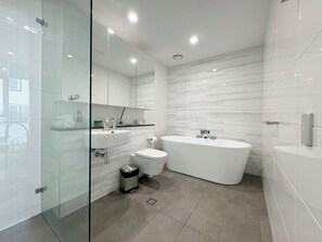 Douche, séchoir à cheveux, serviettes fournies, savon