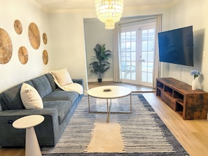 TV connectée, cheminée, table de tennis de table