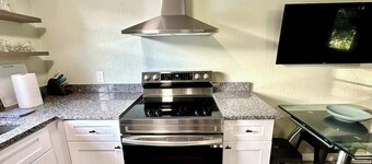 Historic District Retreat - Newly Renovated 2BR
