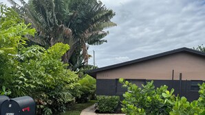 A pathway leading to a house with a mailbox labeled 'EAST' and the number '1513'. - Charming 2-bedroom house with POOL, AC, WiFi in lovely Fort Lauderdale (Fort Lauderdale)