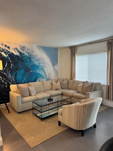 Charming 2-bedroom house with POOL, AC, WiFi in lovely Fort Lauderdale