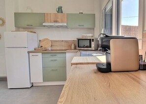 Kylskåp, mikrovågsugn, ugn och spishäll