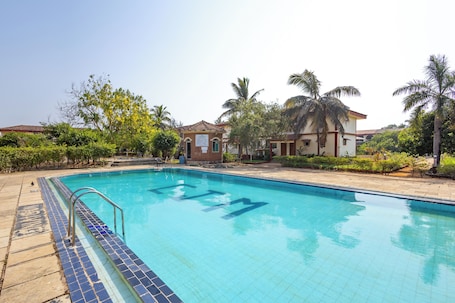 Pool. Modern 1BHK Condo W/S. Pool, 3m. Walk To Beach
