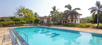 Modern 1BHK Condo W/S. Pool, 3m. Walk To Beach