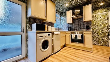 Een koelkast, een magnetron, een oven, een kookplaat