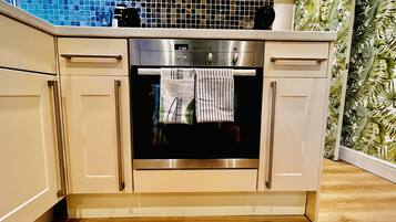 Een koelkast, een magnetron, een oven, een kookplaat