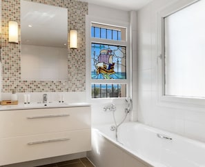 Douche, sèche-cheveux, serviettes fournies