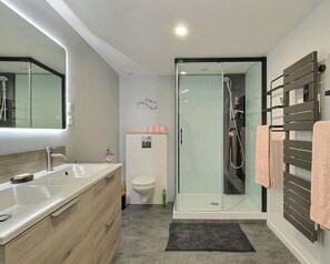 Douche, séchoir à cheveux, serviettes fournies