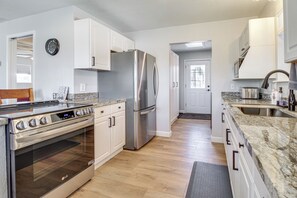 Réfrigérateur, micro-ondes, plaque de cuisson, cafetière/bouilloire