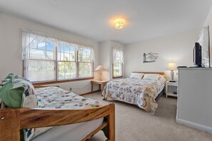 4 عدّة غرف نوم وواي فاي مجانًا وملاءات أسرّة