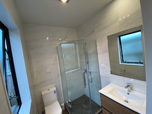 Douche, sèche-cheveux, serviettes fournies, savon