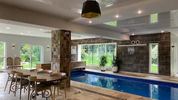 Piscina coperta, una piscina riscaldata