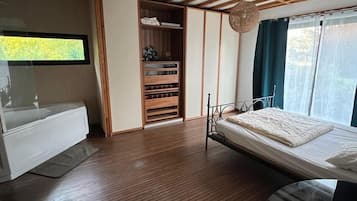 9 slaapkamers, een strijkplank/strijkijzer, gratis wifi, beddengoed