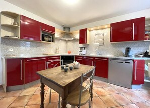 Fridge, microwave, stovetop, dishwasher