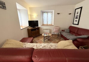 TV, fireplace - Gîte PEE - AYDIUS - Gîte (AYDIUS)