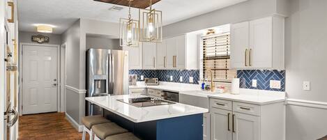 Kjøleskap, mikrobølgeovn, ovn og kokeplater