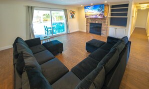 Smart-TV, Videospiele, Tischtennisplatte