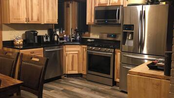 Jääkaappi, mikroaaltouuni, uuni, liesi