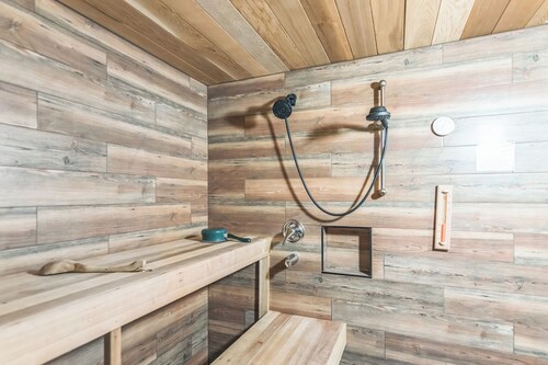 Hidden Creek Hideaway (Sleeps 8)  Snow Days + Sauna Nights = The Perfect Winter Stay