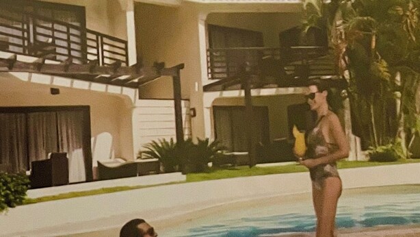 A pool area with a two-story building, palm trees, and a clear sky. - Tranquil resort with 2 bedrooms and AC, WiFi in Puerto Plata (Puerto Plata)