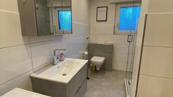 Dusche, Haartrockner, Handtücher, Seife